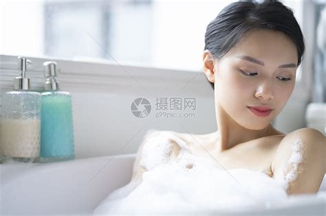 洗澡的女性高清图片下载-正版图片502347297-摄图网