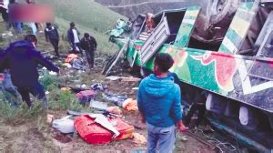 秘鲁一客车坠入百米深山崖 致20人死亡33人受伤 - 新晚报2022年02月12日 第05版:看天下·一分钟 数字报电子报电子版