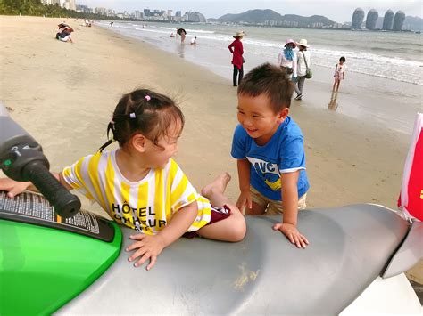 海南三亚：海边戏水 乐享清凉-人民图片网