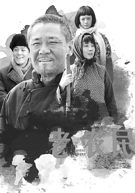 老照片 1982年江苏苏州的农民伯伯 戴着草帽在烈日下劳作 - 微文周刊