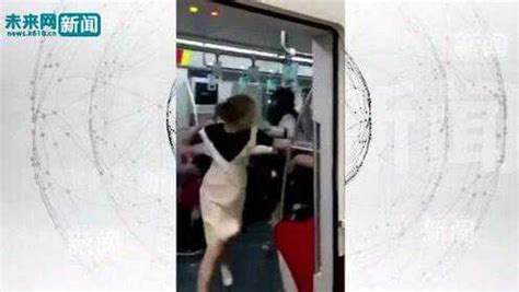 实拍上海地铁两女子为抢座位大打出手 一女子被猛扇至车门险被夹_腾讯视频