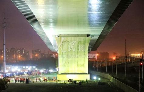 沈阳昆山西路与304国道连通工程转体斜拉桥顺利完成转体-人民图片网
