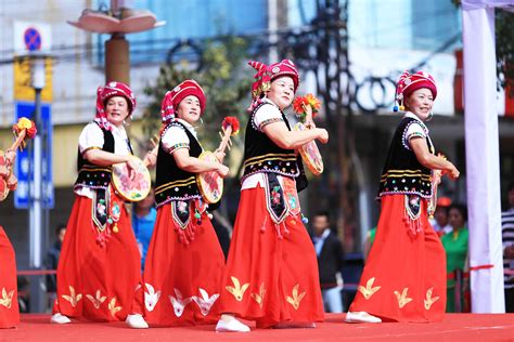 西安闹市“广场舞” 新疆舞受欢迎（图）--陕西频道--人民网