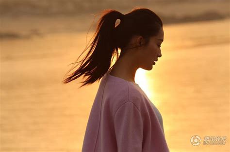 高清：李沁海边夕阳下漫步 大秀完美天鹅颈_娱乐_环球网
