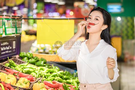 超市购物的女生图片