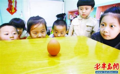 幼儿园里小朋友们做起竖蛋游戏迎接春分(图)_新闻中心_新浪网