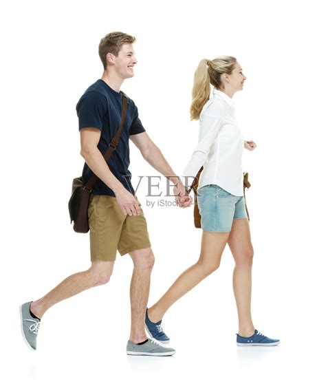 恋人女士穿着牛仔裤和T恤衫的年轻漂亮夫妇男高清图片下载-正版图片307870020-摄图网
