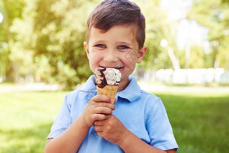 吃冰淇淋的外国小男孩图片免费下载_红动中国