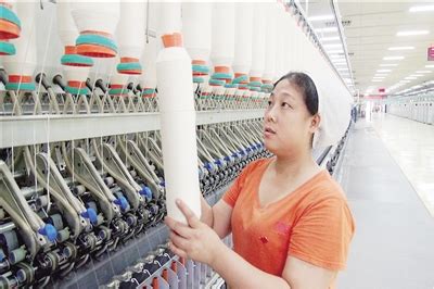 老照片 1954年法国的织布厂 辛勤工作的纺织女工