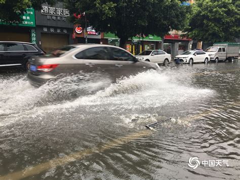 暴雨致北京部分地区内涝：路边汽车淹至车轮 房山出现山体滑坡_凤凰网视频_凤凰网