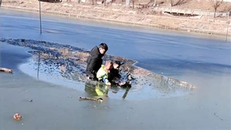 有人掉入冰窟窿！31岁小伙爬冰救人，每动一下都能听到冰面碎裂声_人民号