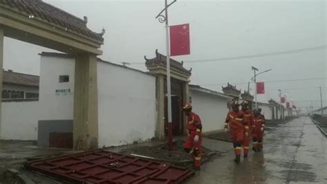 青海果洛出现降雪，消防员地震救援进行中_凤凰网视频_凤凰网