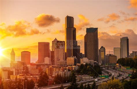 华盛顿大学占地700多英亩，坐落在美国最宜居和工作的西雅图市！