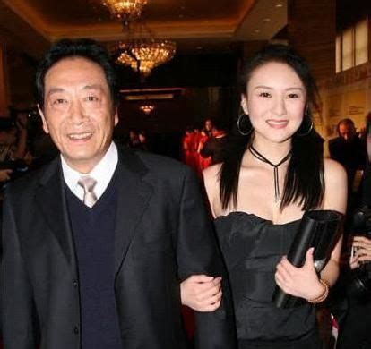 “老戏骨”王奎荣，40岁考上中戏，却抛弃原配娶小37岁小娇妻