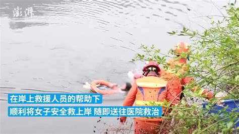 女子不慎落湖仰身漂浮水面，消防游泳将她救上岸_凤凰网视频_凤凰网