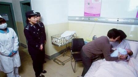 女警给灾区婴儿喂奶被提拔续：履职后未遭非议_新闻中心_新浪网