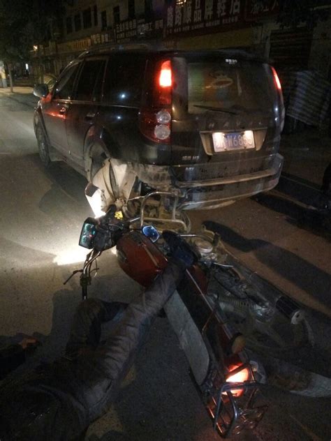 路上的摩托车事故被警高清图片下载-正版图片502883546-摄图网