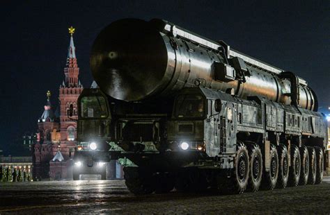 俄正研全球最大洲际导弹 能带15枚分导核弹头_新浪新闻