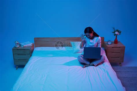 女性失眠熬夜通宵玩电脑高清图片下载-正版图片501806068-摄图网