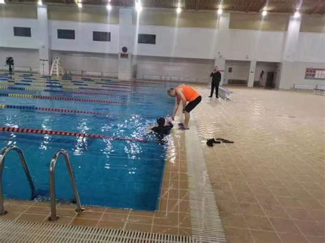 长春市全民健身活动中心游泳馆进行救生员专业技能和救护演练