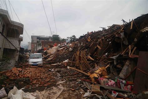 齐齐哈尔一中学体育馆楼顶坍塌:已营救8人，当地多家医院已收治多名受伤学生_腾讯视频