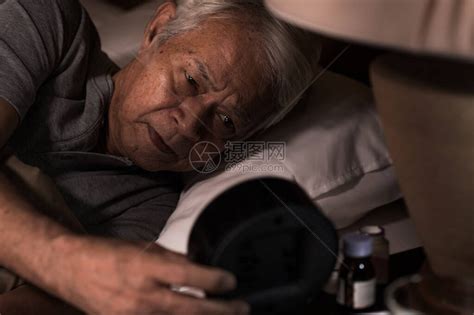 独居老人躺在床上睡觉照片摄影图片_ID:418106134-Veer图库