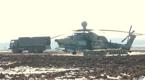 俄国防部公布视频：米-28直升机用导弹摧毁乌装甲车_手机新浪网