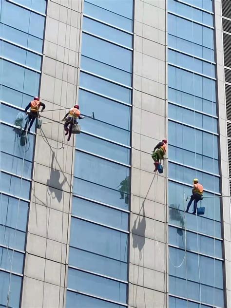 高空作业擦玻璃的工人素材图片免费下载-千库网
