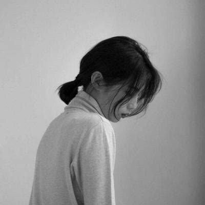 黑白女生头像温柔露脸