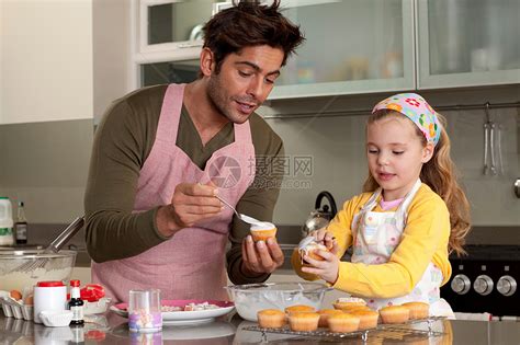 父亲和女儿做饭高清图片下载-正版图片501454615-摄图网