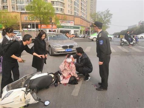 郑州一骑电动车女子被右拐宝马车撞倒在地__凤凰网