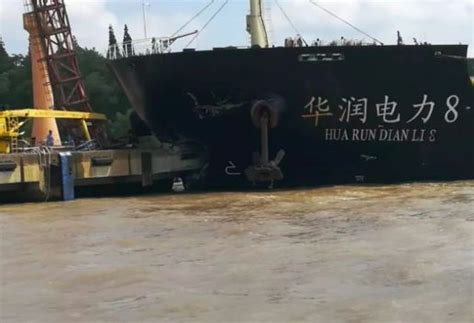长江口水域两船碰撞新闻追踪 现场游船明火已扑灭 3人获救14人失联-荔枝网