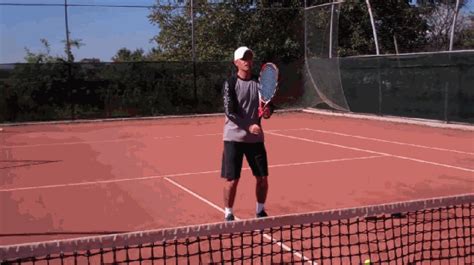 双打网前移动技巧，谨记搭档间的空档最好缩小在3米以内！ - 泰摩网球