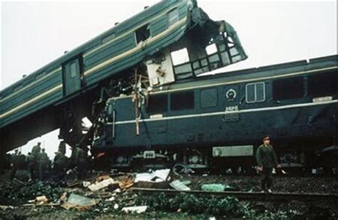 2008年铁路撞车事故：火车超速颠覆，导致两列车相撞，72人遇难
