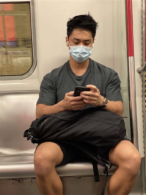 地铁上的肌肉帅哥居然也这么多还个个这么帅气_17健身网