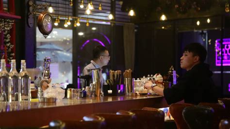 酒吧文化：一个人的狂欢 一群人的孤单-中国网