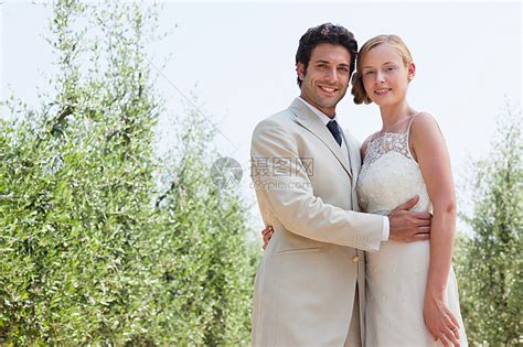 新婚夫妇拥抱高清图片下载-正版图片501504269-摄图网