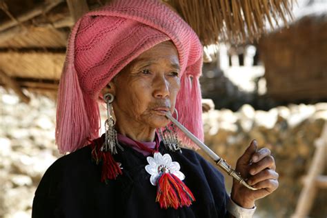 【咂烟袋的女人摄影图片】临沧纪实摄影_太平洋电脑网摄影部落