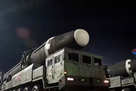 朝鲜举行夜间阅兵，“火星-8”型高超音速导弹等重型武器亮相_凤凰网视频_凤凰网