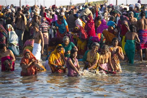 印度大壶节 万人恒河同时沐浴 场面壮观难得一见 河水都变色了|印度|恒河|阿拉_新浪网