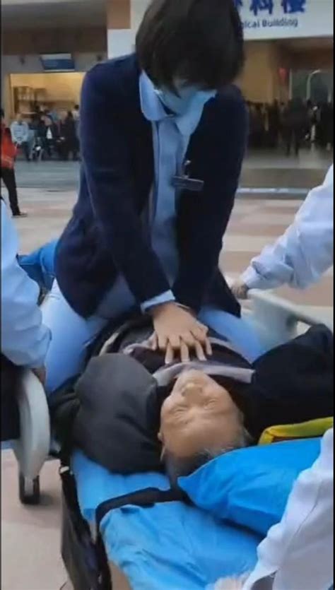 C视频|生死时速120秒！攀枝花女护士跪在飞奔的抢救车上救人_四川在线