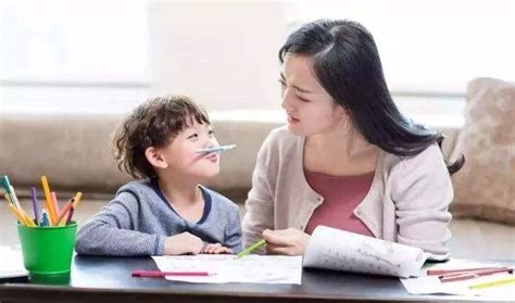 年轻父母辅导女儿做作业高清图片下载-正版图片507627201-摄图网