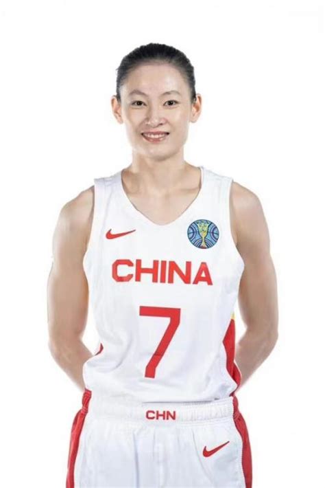 中国女篮时隔28年勇夺世界杯亚军，主帅与5位队员来自内蒙古农信篮球俱乐部_TOM体育