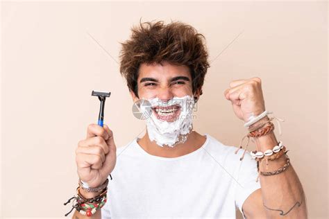 为何早上刮胡子比晚上好？医生一文解答：这两个时间不适宜刮胡子