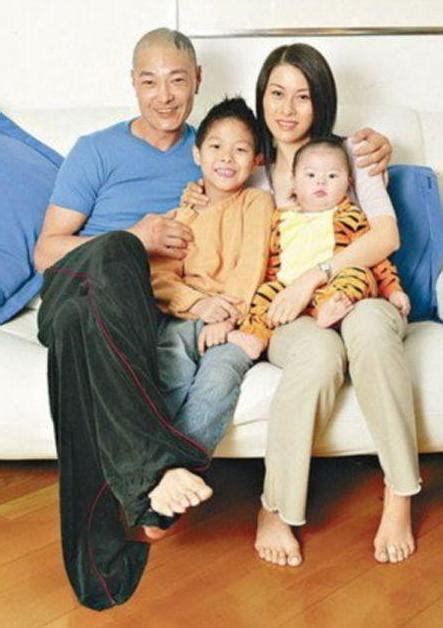 《古惑仔》方婷现身，42岁已是4个孩子的妈，身材媲美20岁儿媳