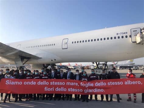 中国医疗队带着物资到达意大利后 意大利民众高声感谢_凤凰网视频_凤凰网