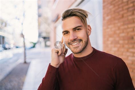 年轻英俊男子在街上户外电话交谈的肖像高清图片下载-正版图片303598849-摄图网