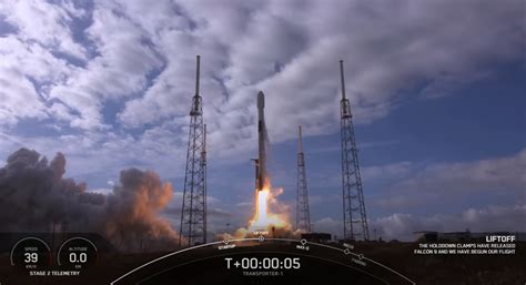 猎鹰9号火箭最新消息 SpaceX发射猎鹰9火箭 将通信卫星送入太空_国际新闻_海峡网
