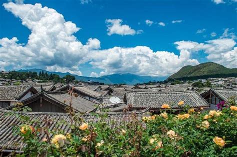 云南玉龙雪山是丽江知名景点之一，也是纳西族心中的神山，一共13座山峰连绵起伏，似银龙飞舞，因此得名_老陈阳光_新浪博客