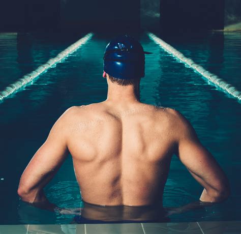 在泳池里自由泳的男子摄影高清jpg图片免费下载_编号venhddm5v_图精灵